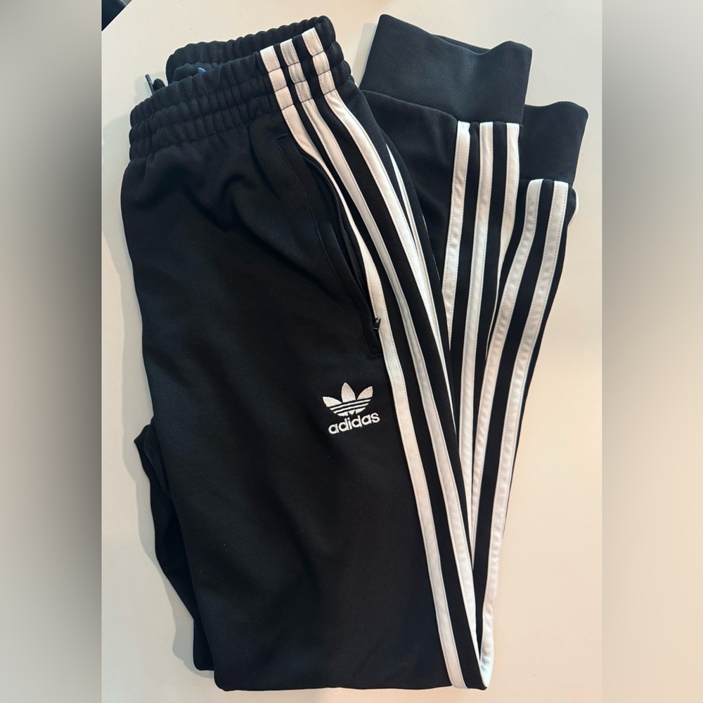 Adidas Men’s Black jogger pants in a size small